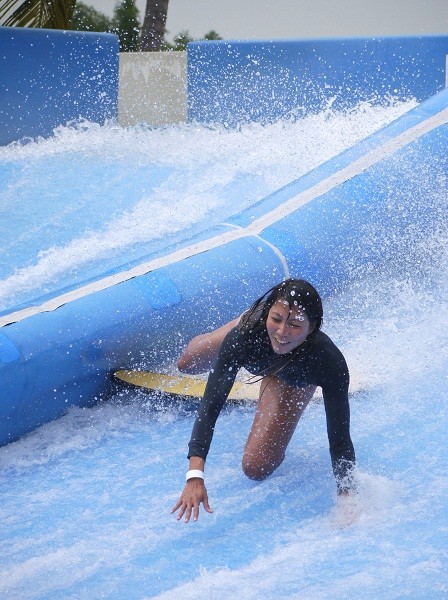 del falling on flowrider